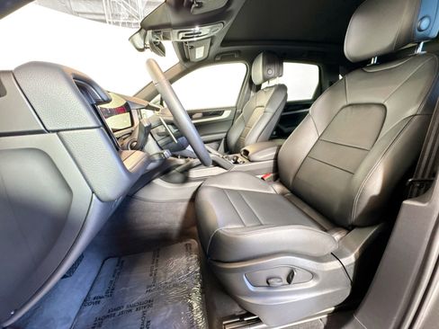 Used 2025 Porsche Cayenne image 5
