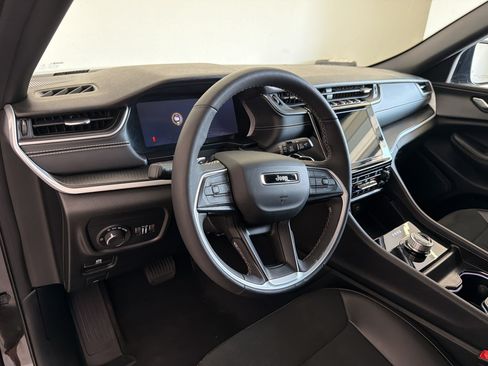 Used 2025 Jeep Grand Cherokee Altitude AWD/4WD image 4