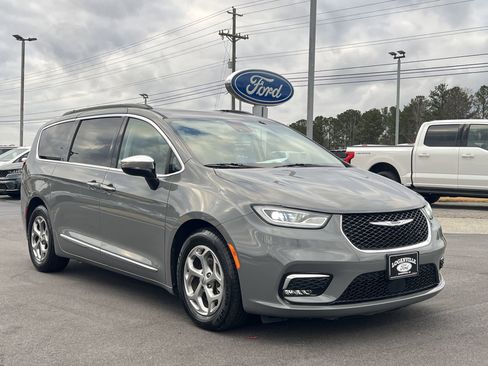 Used 2023 Chrysler Pacifica Limited image 4