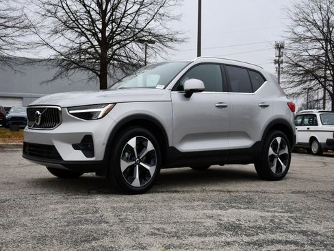Certified 2025 Volvo XC40 B5 Plus image 3