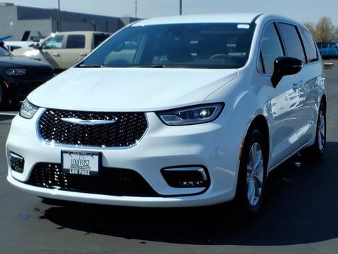 New 2026 Chrysler Pacifica Select image 2