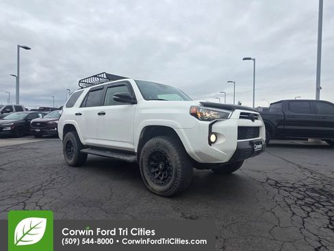 Used 2020 Toyota 4Runner Venture w/ Moonroof Package image 2