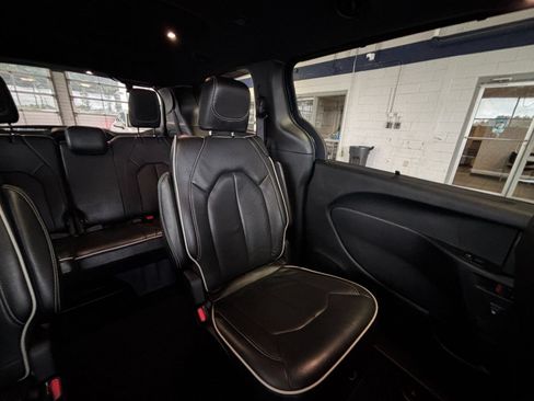 Used 2025 Chrysler Pacifica Limited FWD image 41