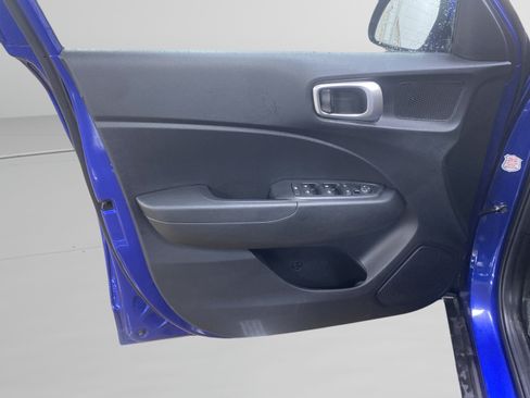 Used 2025 Hyundai Venue SEL FWD image 12