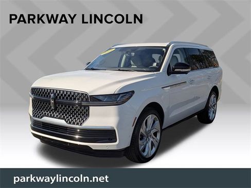 Used 2025 Lincoln Navigator Reserve image 1