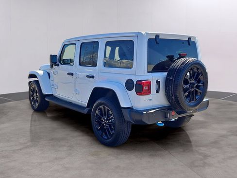 Used 2023 Jeep Wrangler Unlimited Sahara w/ Cold Weather Group AWD/4WD image 6