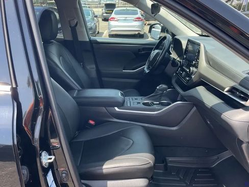 Used 2021 Toyota Highlander LE AWD/4WD image 11
