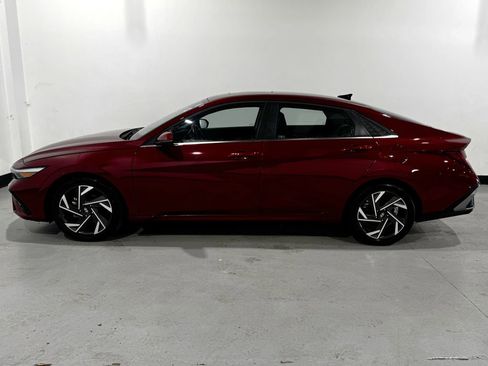 Used 2025 Hyundai Elantra Limited FWD image 13