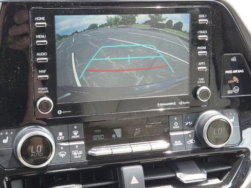 Used 2020 Toyota Highlander XLE AWD/4WD image 13