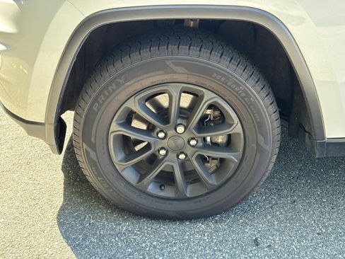 Used 2022 Jeep Grand Cherokee Laredo X image 11