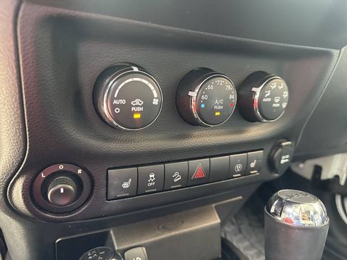Used 2014 Jeep Wrangler Unlimited Sahara AWD/4WD image 22