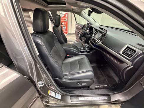 Used 2017 Toyota Highlander Limited AWD/4WD image 46