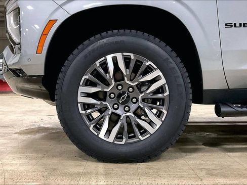 Used 2025 Chevrolet Suburban Z71 AWD/4WD image 9