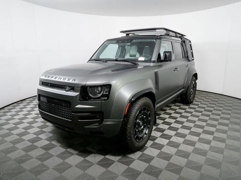 Used 2025 Land Rover Defender 110 image 38