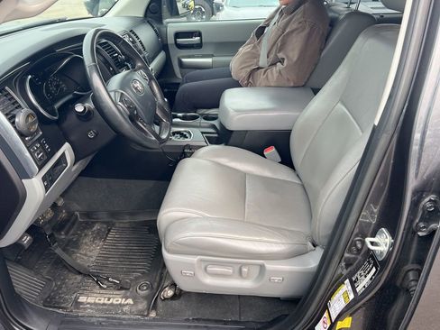 Used 2019 Toyota Sequoia Limited w/ Safety & Convenience Package image 3