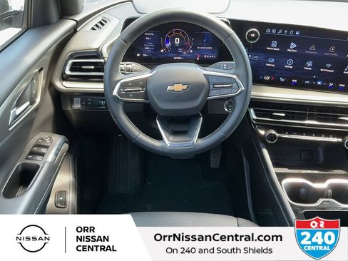 Used 2025 Chevrolet Traverse LT FWD image 15