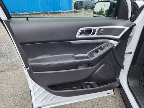 Used 2014 Ford Explorer XLT w/ Equipment Group 202A AWD/4WD image 11