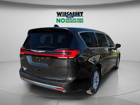 Used 2024 Chrysler Pacifica Touring-L FWD image 28