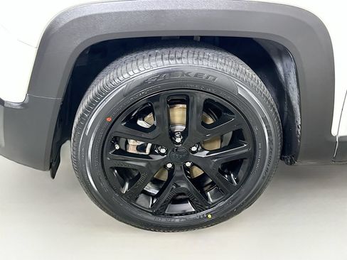 Used 2017 Jeep Renegade Altitude FWD image 24