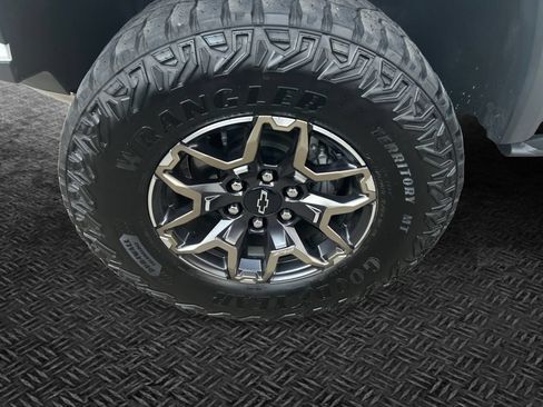 Used 2024 Chevrolet Colorado ZR2 w/ Technology Package AWD/4WD image 11