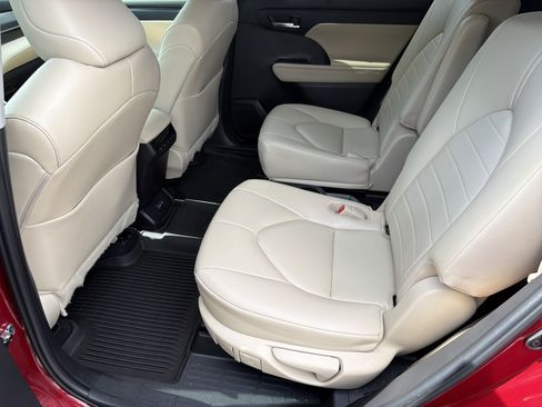 Used 2023 Toyota Highlander XLE FWD image 32
