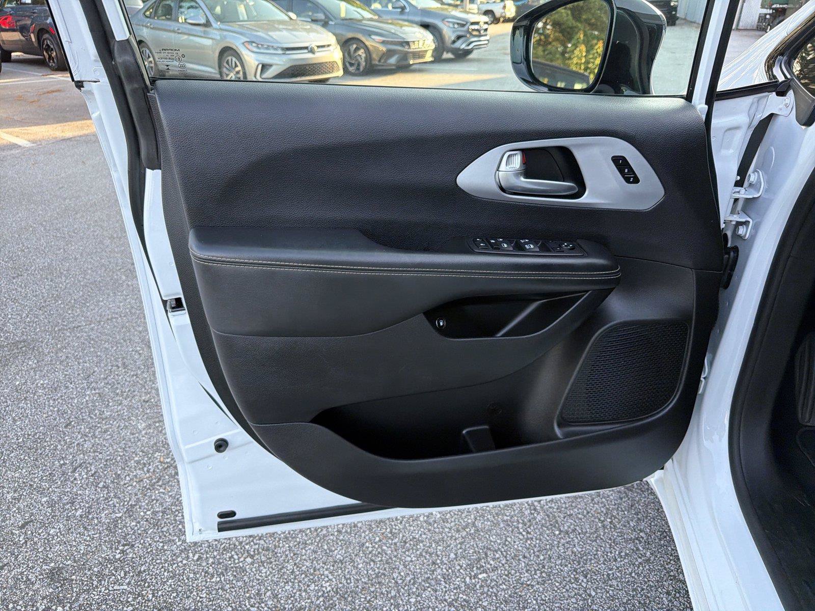 Used 2024 Chrysler Pacifica Limited FWD image 8