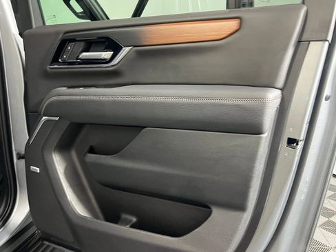 Used 2025 GMC Yukon XL Denali image 32