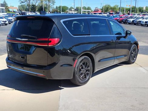 Used 2023 Chrysler Pacifica Touring-L FWD image 16