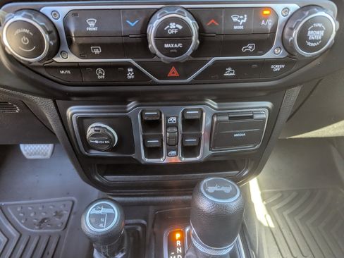 Used 2022 Jeep Wrangler Unlimited Sport image 25