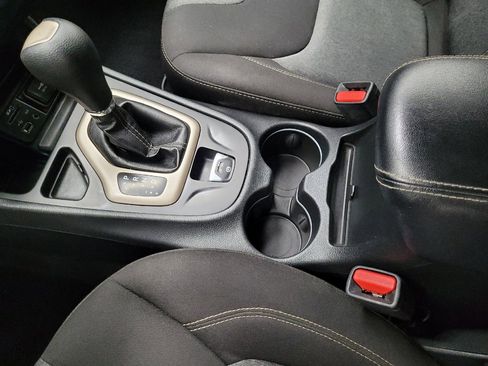 Used 2016 Jeep Cherokee Sport image 26