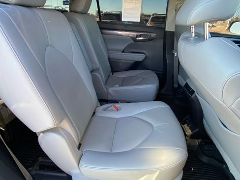 Used 2020 Toyota Highlander Limited image 20
