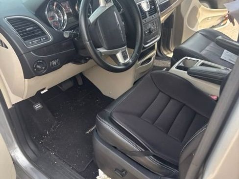 Used 2014 Chrysler Town & Country Touring FWD image 5