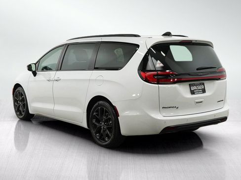 Used 2025 Chrysler Pacifica Limited FWD image 3