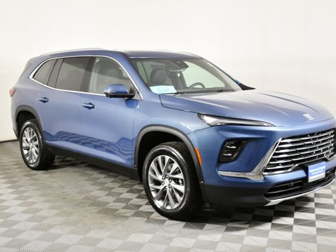 Used 2025 Buick Enclave Preferred image 4