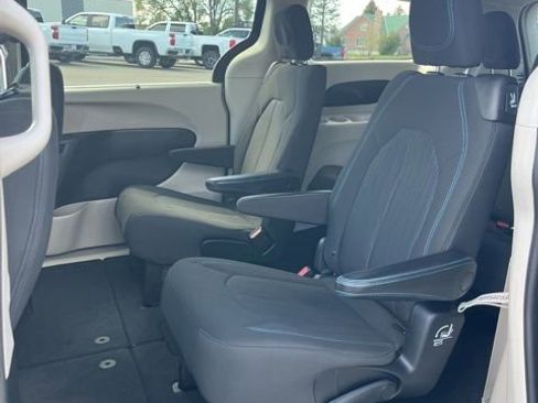 Used 2021 Chrysler Pacifica Touring FWD image 30