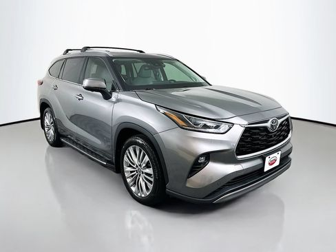 Certified 2025 Toyota Highlander Platinum AWD/4WD image 3