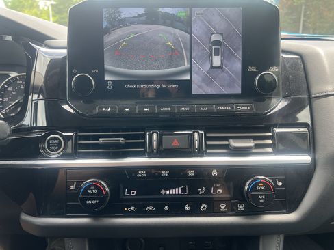 Used 2023 Nissan Pathfinder SL AWD/4WD image 5