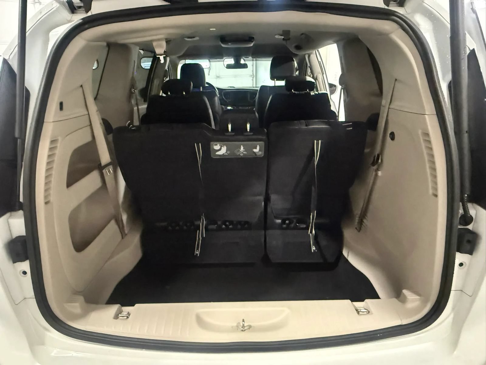 Used 2018 Chrysler Pacifica Touring-L FWD image 25