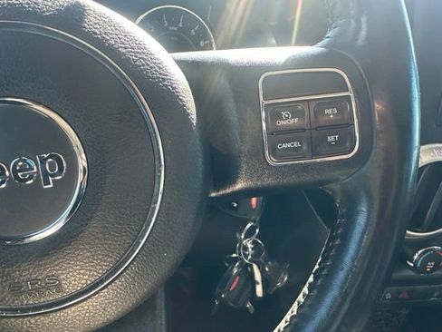 Used 2016 Jeep Wrangler Unlimited Rubicon w/ Connectivity Group AWD/4WD image 17