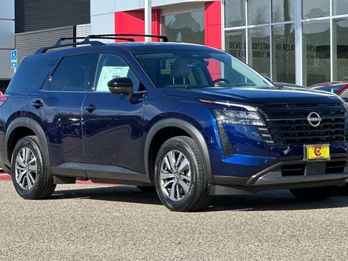 New 2026 Nissan Pathfinder SL image 2