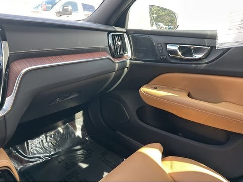 Used 2019 Volvo S60 T8 Inscription image 14