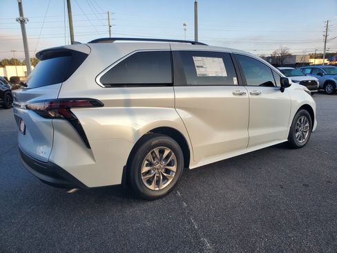 New 2025 Toyota Sienna XLE image 6