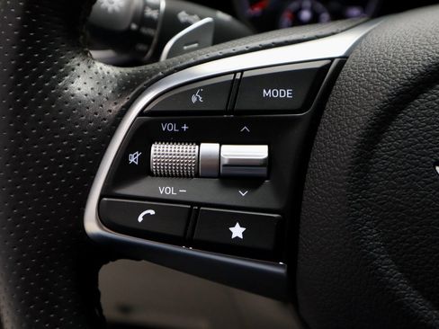 Used 2023 Genesis G70 2.0T image 29