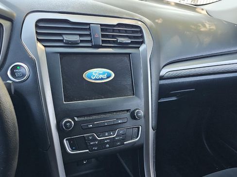 Used 2018 Ford Fusion SE w/ Fusion SE Technology Package FWD image 10