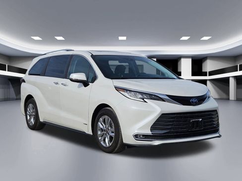 Used 2021 Toyota Sienna Limited image 8