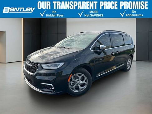 Used 2023 Chrysler Pacifica Limited w/ Uconnect Theater Family Group FWD image 1