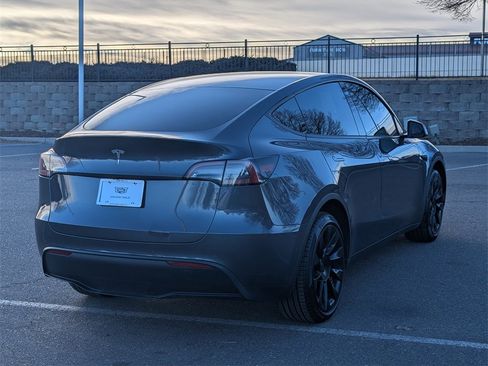 Used 2022 Tesla Model Y Long Range image 5