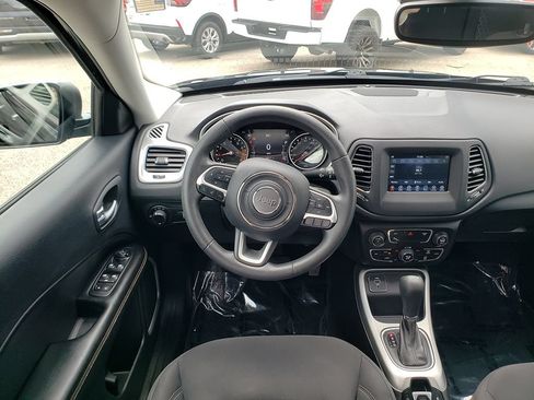 Used 2018 Jeep Compass Sport w/ Tech Group FWD image 13