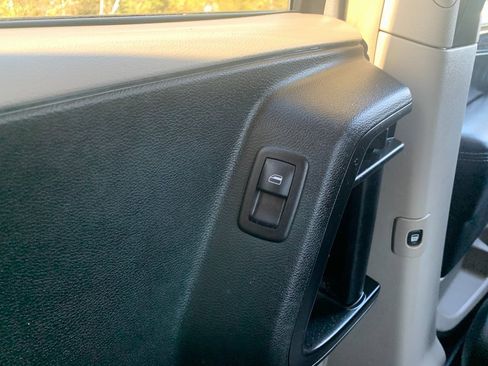 Used 2014 Chrysler Town & Country Touring image 23