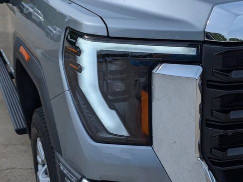 Used 2024 GMC Sierra 2500 Pro AWD/4WD image 4